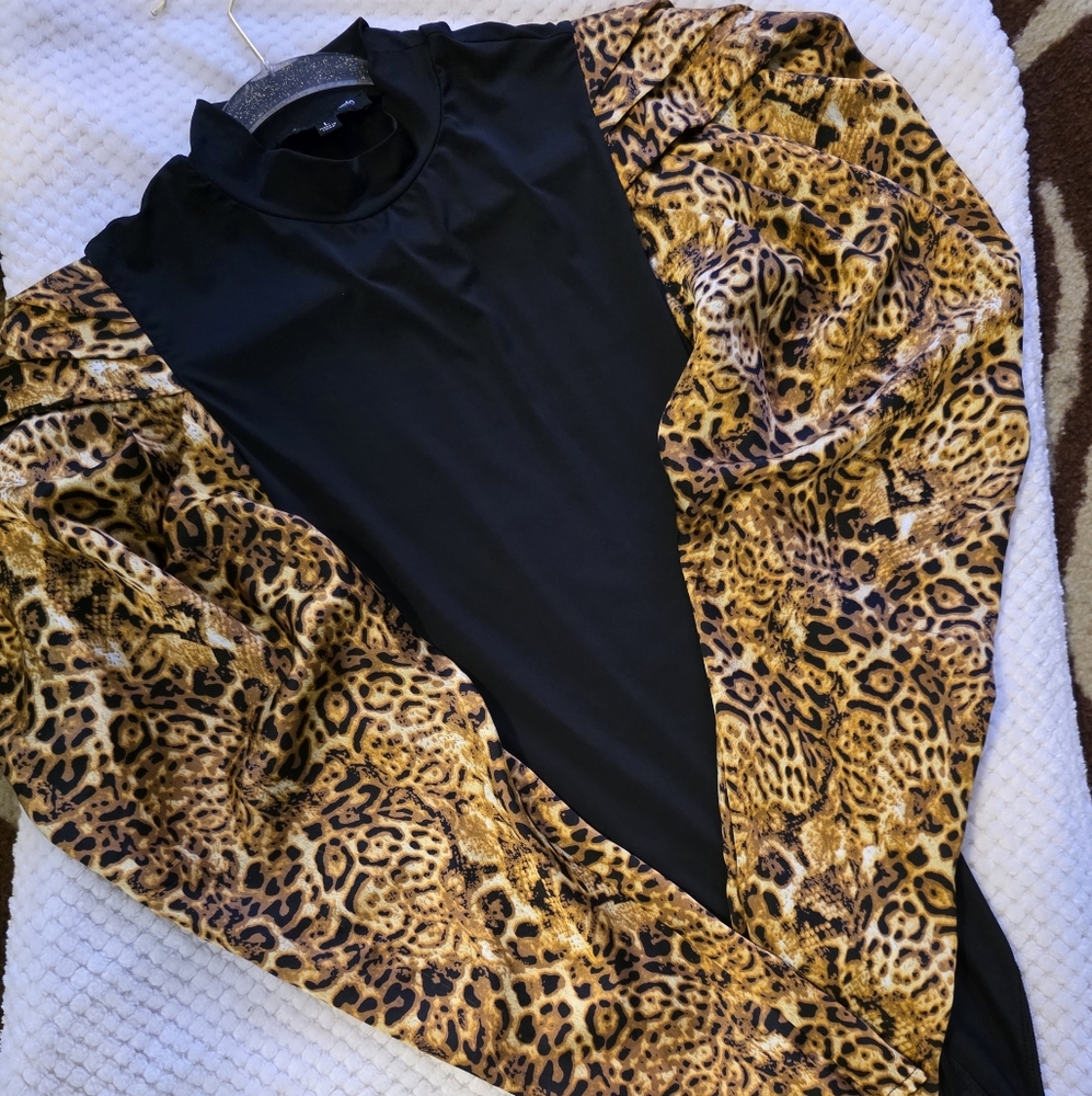 ✏️Leopard Print Puff Sleeve Black bodysuit